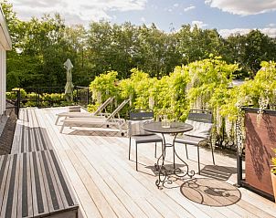 Ontspan op het terras van Vakantiehuis in Oeffelt, Noordoost Brabant, omgeven door groene natuur.