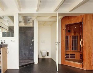 Luxe badkamer met sauna in Vakantiehuis in Oeffelt, Noord Brabant, voor ultieme ontspanning.