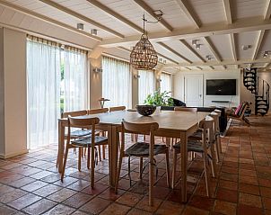 Eetkamer met grote tafel in Huisje in Oeffelt, vakantiehuis in Noordoost Brabant.