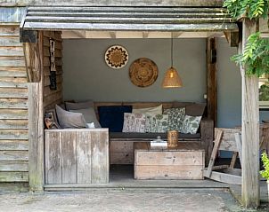 Knusse zithoek op terras van Huisje in Oeffelt, vakantieaccommodatie in Noord Brabant.