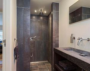 Moderne badkamer in Huisje in Oeffelt, vakantiehuis in Oeffelt, Noordoost Brabant.