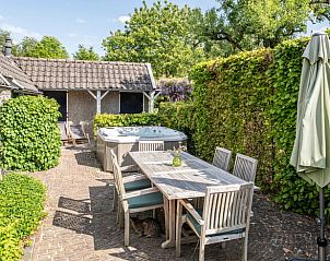 Buiten dineren op het terras van Huisje in Oeffelt, vakantiehuis in Noord Brabant.