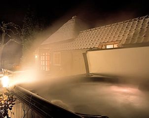 Stoomende jacuzzi in de nacht bij Huisje in Oeffelt, vakantiehuis in Noordoost Brabant.