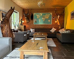 Comfortabele woonkamer in Huisje in Gemert, Noordoost Brabant, met rustieke inrichting.