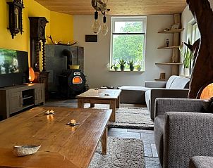 Huisje in Gemert, Noord Brabant, met sfeervolle woonkamer en gezellige houtkachel.