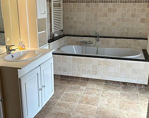 Slaapkamer met houten meubels in Huisje in Gemert, Noordoost Brabant, vakantieverblijf.