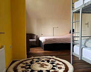 Lichte slaapkamer met uitzicht in Huisje in Gemert, vakantiehuis in Noordoost Brabant.