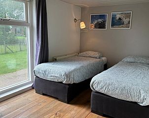 Huisje in Gemert, Noordoost Brabant, met comfortabele slaapkamer en tuinzicht.