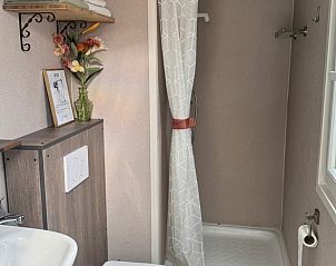 Ruime veranda met zitgelegenheid bij Huisje in Sint Anthonis, Noordoost Brabant, ideaal voor buitenactiviteiten.