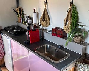 Stijlvolle keukenhoek in Vakantiehuis in Sint Anthonis, Noordoost Brabant, met kleurrijke accenten en praktische indeling.