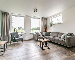 Gezellige woonkamer Bij de Buren vakantiehuis in Oploo met uitzicht op de natuur.
