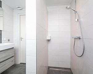 Stijlvolle badkamer met inloopdouche in Bij de Buren vakantiehuis Oploo.