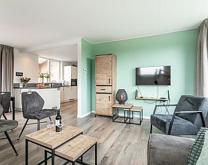 Lichte woonkamer in Bij de Buren vakantiehuis Oploo met moderne inrichting.