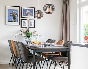 Gezellige eetruimte in Bij de Buren vakantiehuis Oploo met stijlvolle decoratie.