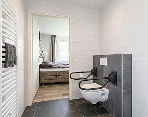 Badkamer met moderne voorzieningen in Bij de Buren vakantiehuis Oploo.