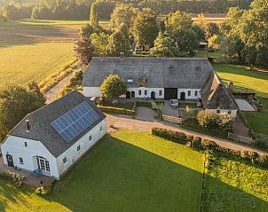 Zonnige ochtend bij Vakantiehuis in Langenboom, omringd door weelderige natuur.