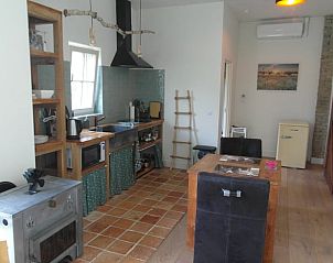 Gezellige open keuken in Vakantiehuis in Langenboom, met eetgedeelte en houtkachel.