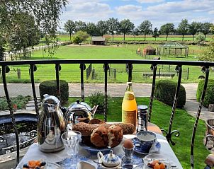 Ontbijt op balkon van Vakantiehuis in Langenboom, Noordoost Brabant met prachtig uitzicht op het platteland.