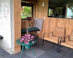 Knusse zithoek op de veranda van Vakantiehuisje in Escharen, ideaal voor ontspanning in Noord Brabant.