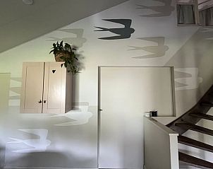 Unieke wanddecoratie in Vakantiehuisje in Escharen, een creatief interieur in Noordoost Brabant.