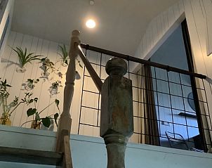 Houten trap naar de bovenverdieping in Vakantiehuisje in Escharen, een gezellig verblijf in Noordoost Brabant.