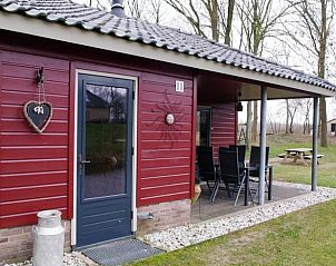 Veranda van Huisje in Escharen, vakantiehuis in Noordoost Brabant, met comfortabele stoelen.
