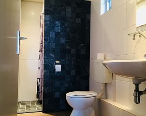 Moderne badkamer in Huisje in Escharen, vakantiehuis in Noordoost Brabant.