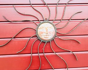 Decoratief zonornament op de gevel van Huisje in Escharen, vakantiehuis in Noordoost Brabant.