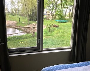 Uitzicht vanuit slaapkamer op tuin van Huisje in Escharen, Noord Brabant.