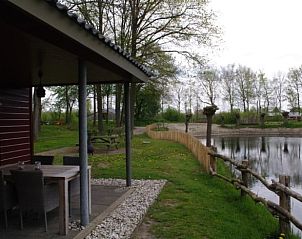 Terras aan het water bij Huisje in Escharen, vakantiehuis in Noord Brabant.