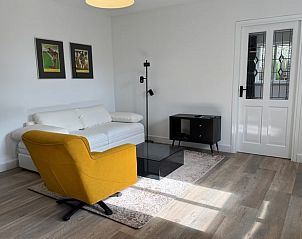 Gezellige woonkamer met moderne inrichting in Vakantiehuis in Haps, Noord-Brabant.