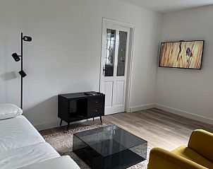 Stijlvolle zithoek met flatscreen in Vakantiehuis in Haps, Noordoost Brabant.