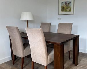 Eetkamer met houten tafel in Vakantiehuis in Haps, Noord-Brabant.