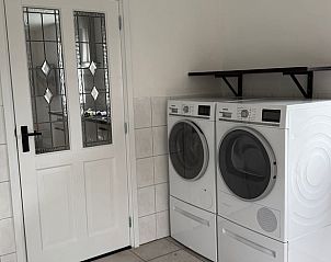 Praktische wasruimte met wasmachine en droger in Vakantiehuis in Haps, Noordoost Brabant.