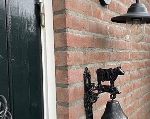 Charmante entree met lamp en bel in Vakantiehuis in Haps, Noord-Brabant.