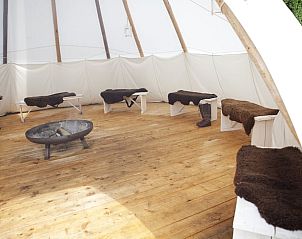 Vakantiehuisje in Haps, interieur van tipi met houten vloer in Noordoost Brabant, Noord Brabant.