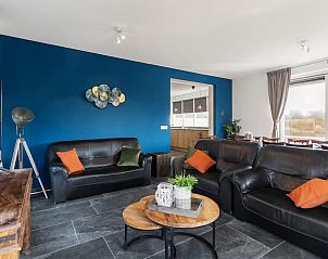 Stijlvolle binnenruimte van Landzicht vakantiehuis in Haps, Noord Brabant met kleurrijke accenten.