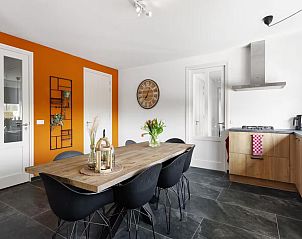 Eethoek in de keuken van Landzicht vakantiehuis, Haps, Noord Brabant met warme kleuren.