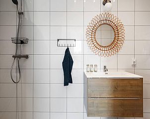 Stijlvolle badkamer van Landzicht vakantiehuis in Haps, Noord Brabant met moderne faciliteiten.