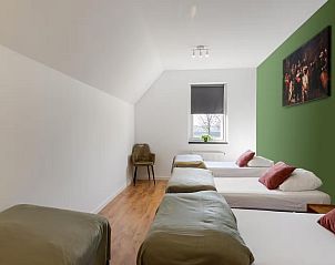 Slaapkamer met meerdere bedden in Landzicht, Haps, Noord Brabant voor familieverblijf.