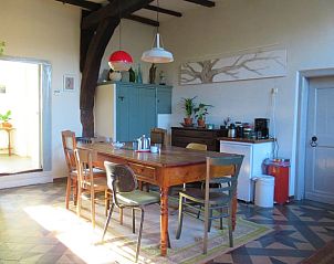 Gezellige eetkamer in Vakantiehuis in Sambeek, Noordoost Brabant met houten tafel.