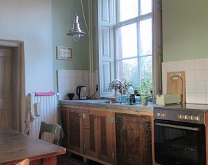 Authentieke keuken in Vakantiehuis in Sambeek, Noord Brabant met houten elementen.
