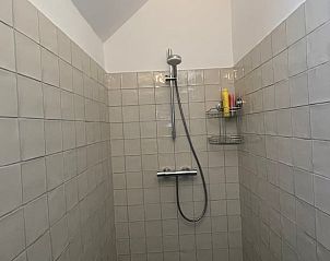 Stijlvolle douche in Vakantiehuis in Sambeek, Noord Brabant met lichte tegels.