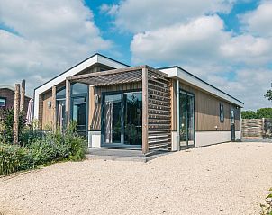 Hackfort 8 vakantiehuis in Linden, Noord Brabant met moderne veranda en groene omgeving.