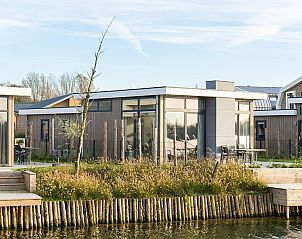 Pavilion Waterfront 6, een modern vakantiehuis in Linden, Noordoost Brabant, biedt een prachtig uitzicht op het water en een serene omgeving.