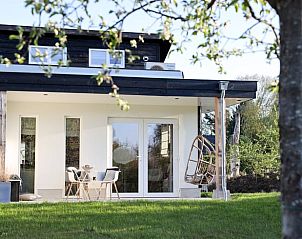 Buitenkant van Huisje in Beers, vakantiehuis in Beers NB, Noordoost Brabant, omgeven door groen en een uitnodigende veranda.