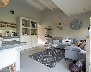 Ruime binnenruimte van Huisje in Beers, vakantiehuis in Beers NB, Noordoost Brabant, met een open keuken en gezellige zithoek.