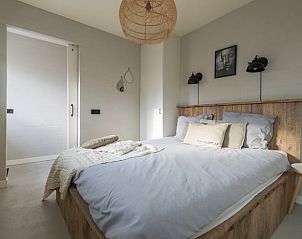 Slaapkamer in Huisje in Beers, vakantiehuis in Beers NB, Noordoost Brabant, met een comfortabel tweepersoonsbed en rustieke inrichting.