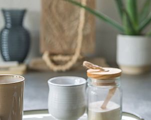 Detail van servies in Huisje in Beers, vakantiehuis in Beers NB, Noordoost Brabant, met stijlvolle kopjes en decoratieve elementen.