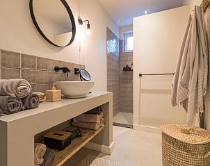 Moderne badkamer in Huisje in Beers, vakantiehuis in Beers NB, Noordoost Brabant, met stijlvolle wastafel en ruime douche.